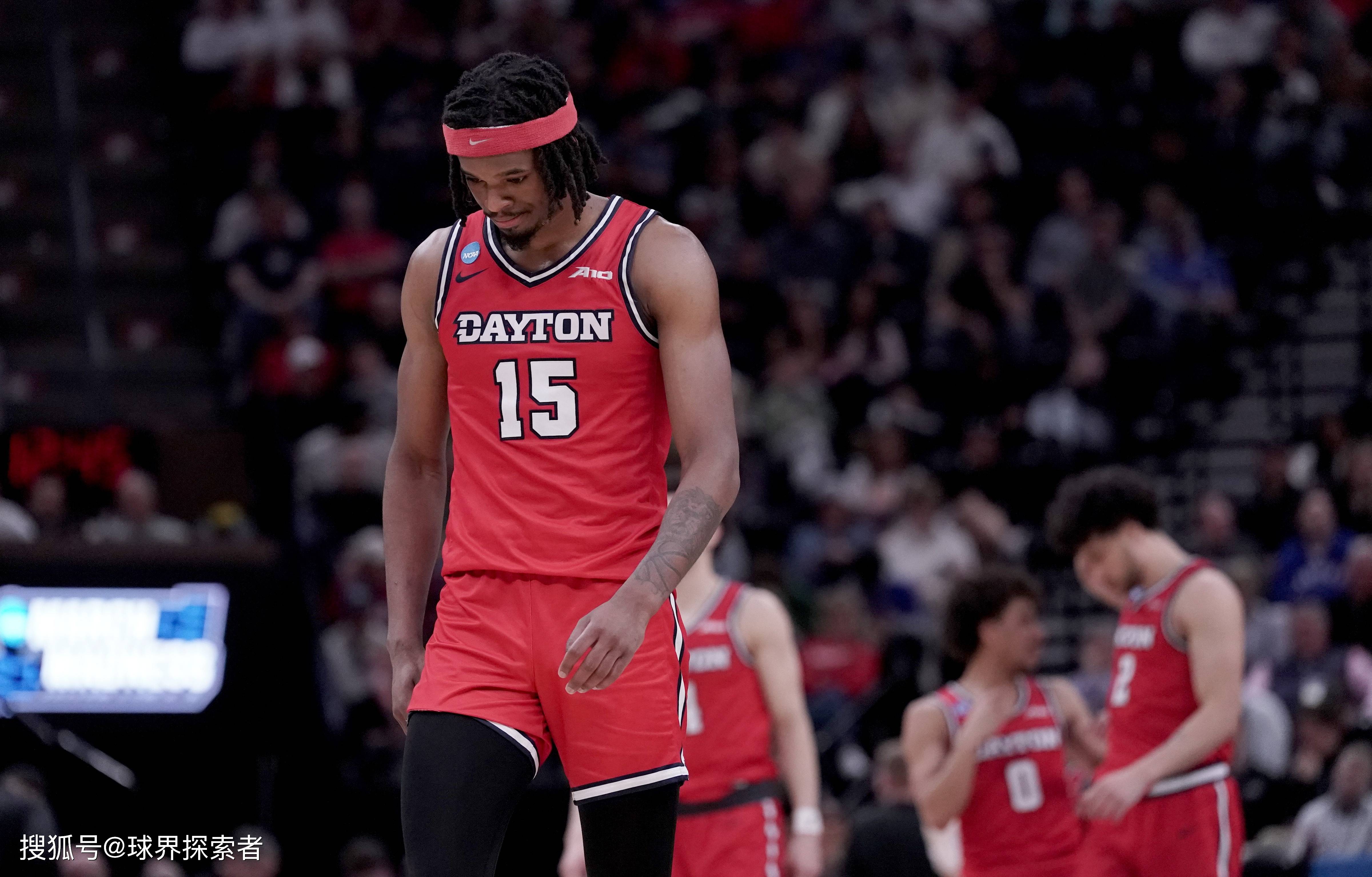 雄鹿球星三分绝杀，全场观众热烈欢呼，品牌销售.九游福利领取