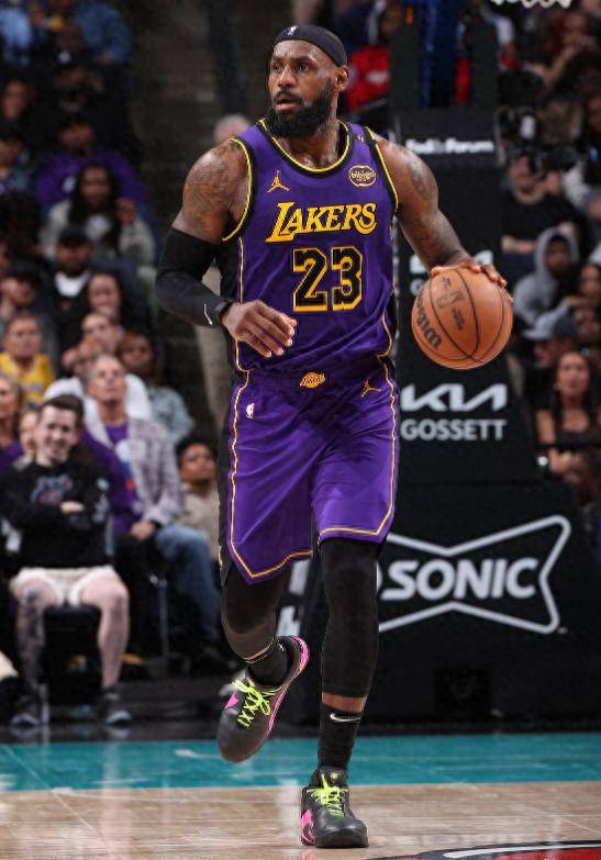 关于刷新纪录首场状态出色，公牛观众沸腾！，詹姆斯重返赛场再创辉煌时刻的信息九游官方APP下载